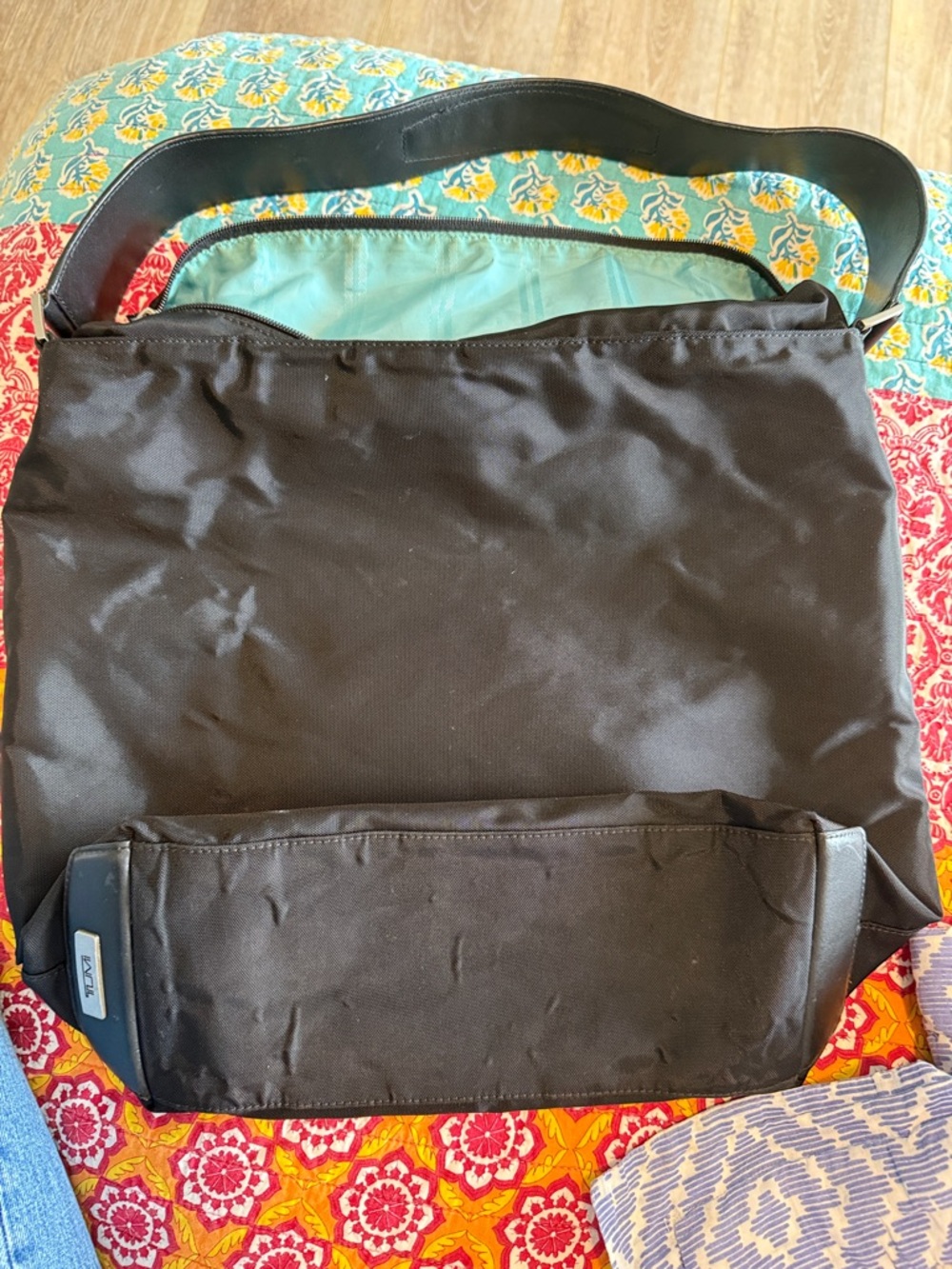 Perfect travel Tumi bag with plenty of pockets. Excellent quality. Leather strap